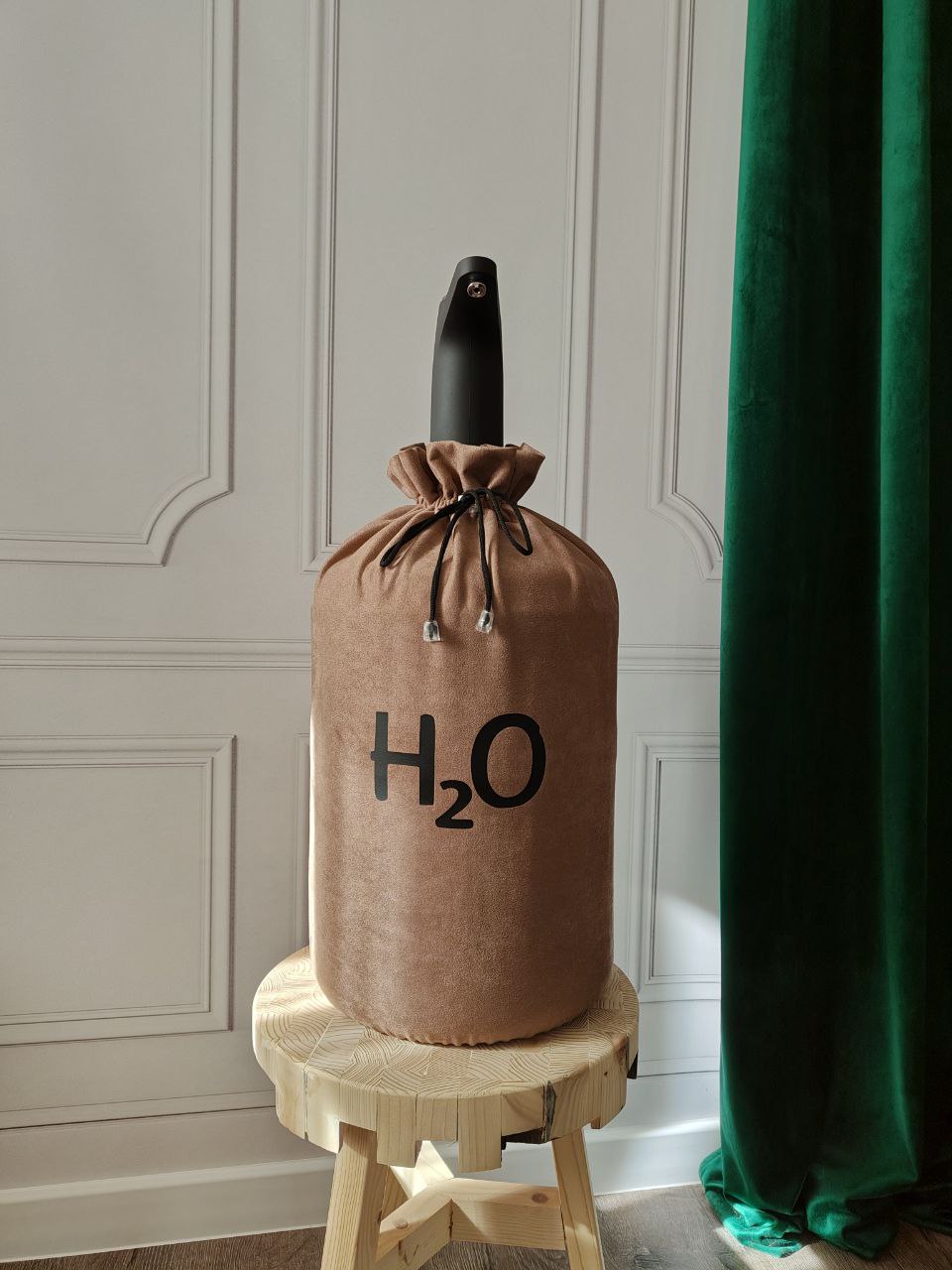 Чохол на бутель 19л темно бежевий з написом