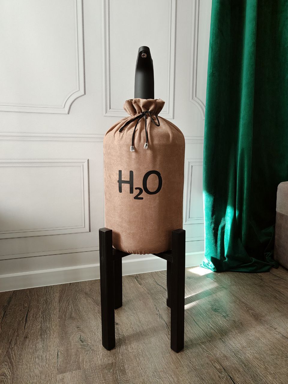 Чохол на бутель 19л темно бежевий з написом